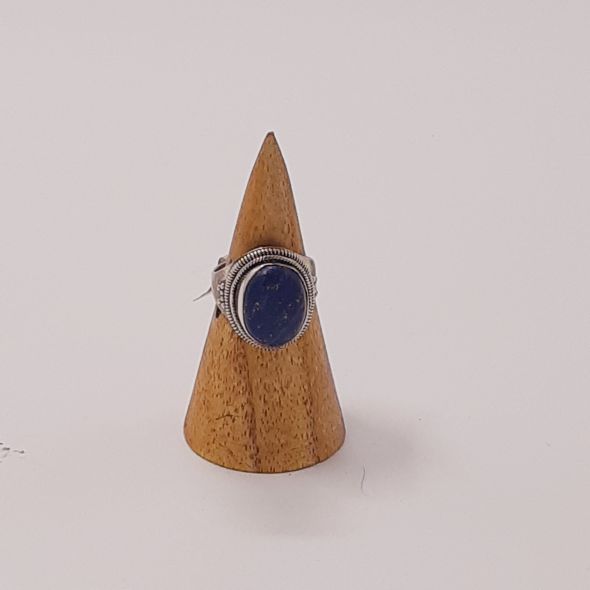 Beautiful 9.25 silver ring adorned with a lapis lazuli stone of very large size.